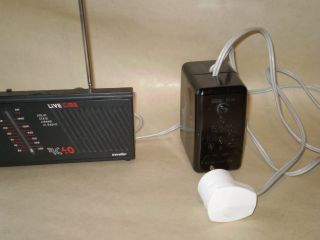 Fotografie rozhlasového přijímače s budíkem typ RC40 a
síťového zdroje.  
